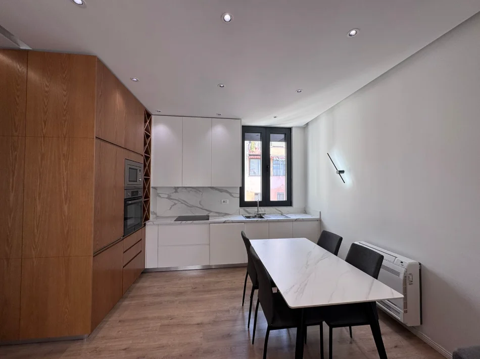 Tirane, jepet me qera apartament 2+1+Ballkon Kati 4, 104 m² 900 € 