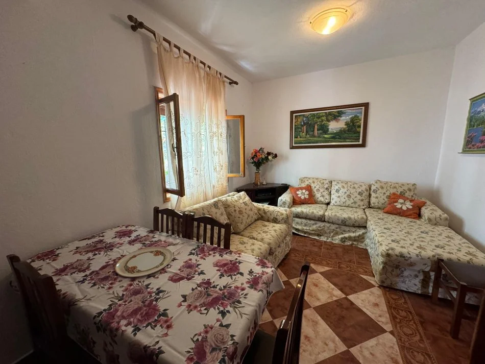 SHTEPI PRIVATE 1 KAT ME OBORR, POST PARKIMI RR. ELBASANIT 450 EURO