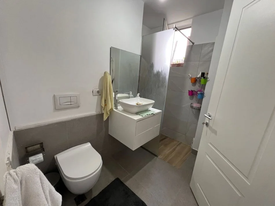 Tirane, jepet me qera apartament 2+1 , 125 m² 600 € (Gramoz Pashko)
