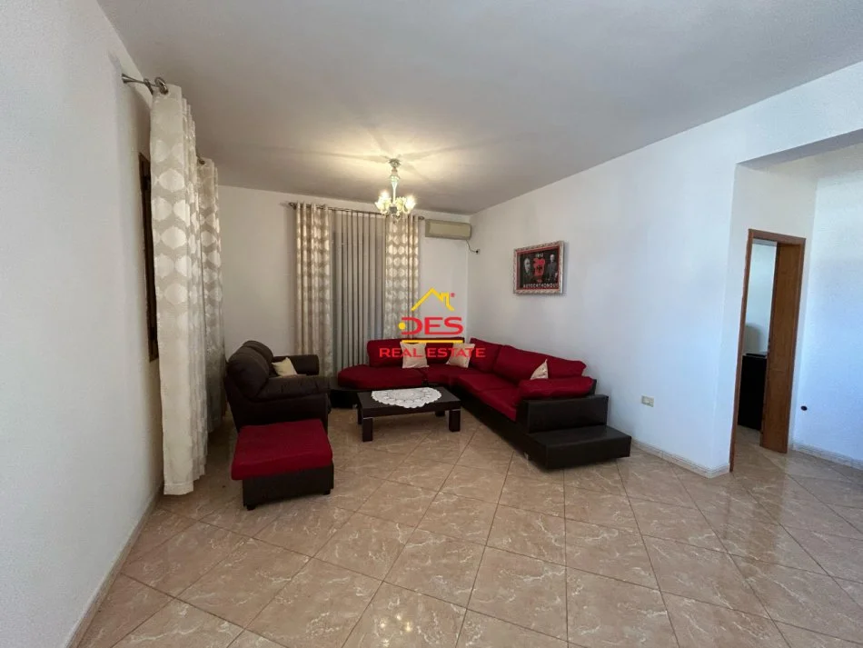 Vlore, jepet me qera shtepi 2+1+Ballkon Kati 3, 120 m² 400 € (Rruga Janaq Kilica)