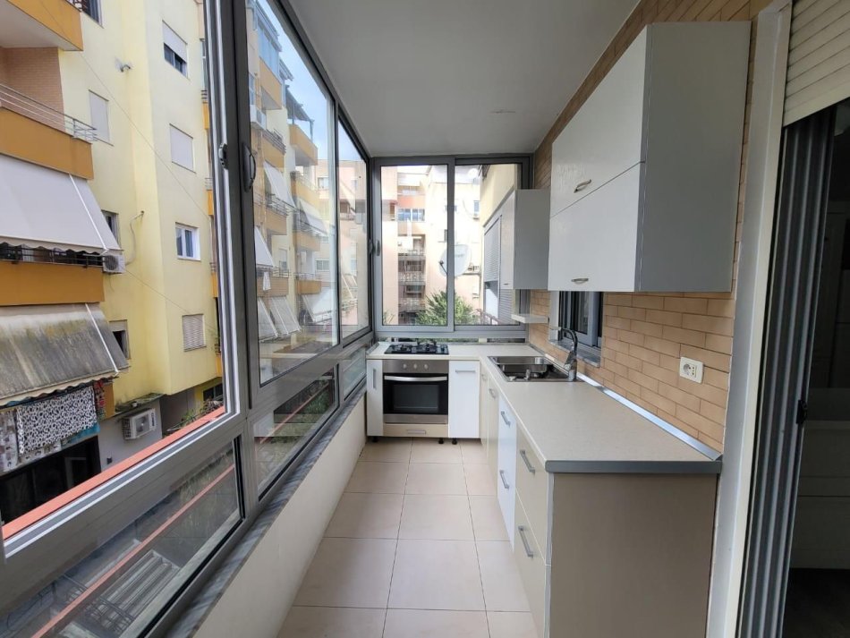 Tirane, jepet me qera apartament 2+1+Aneks+Ballkon Kati 3, 119 m² 700 € (liqeni i that)
