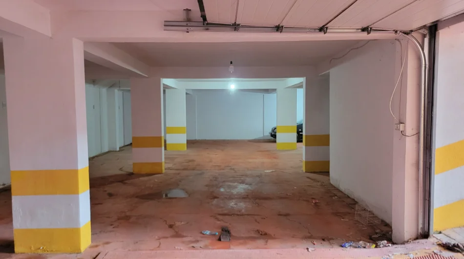 Tirane, jepet me qera magazine Kati -1, 400 m² 2.200 € (21 Dhjetori)