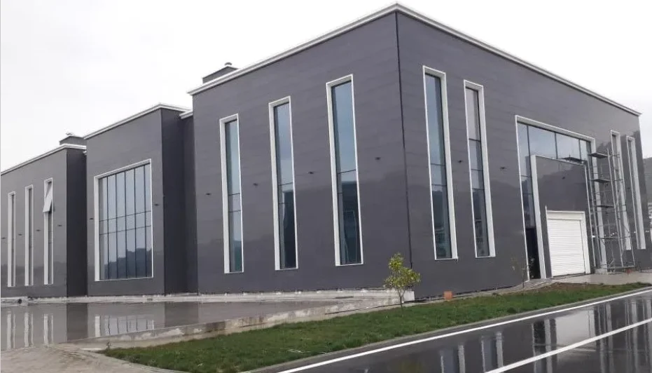 Tirane, jepet me qera magazine Kati 1, 3.500 m² 8.750 € (Vaqarr)