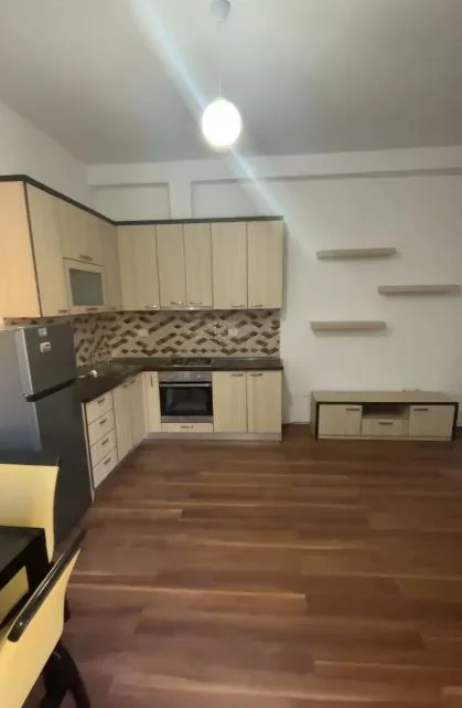 Tirane, jepet me qera apartament 1+1 Kati 2, 65 m² 500 € (Liqeni i thate)