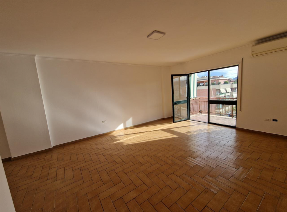 Tirane, jepet me qera zyre Kati 12, 157 m² 1.500 € (Bllok)