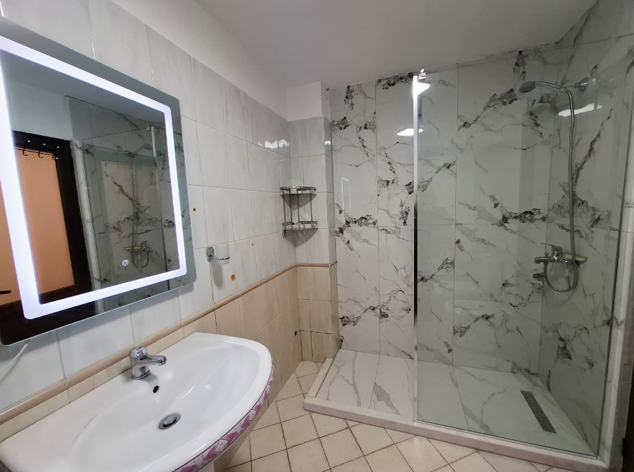 Tirane, jepet me qera apartament 2+1+Ballkon Kati 3, 115 m² 700 € (Myslym Shyri)