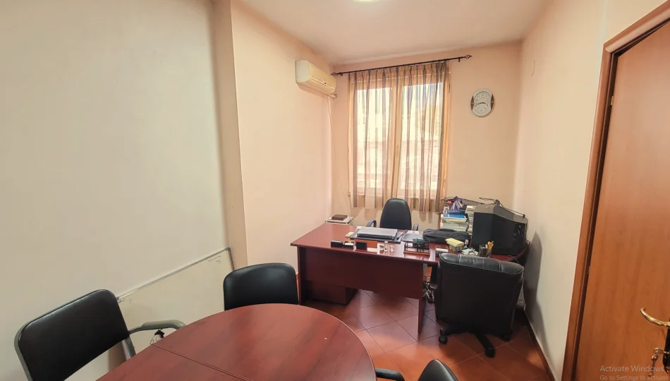Tirane, jepet me qera zyre Kati 5, 52 m² 600 € (Drejtoria e Policise)