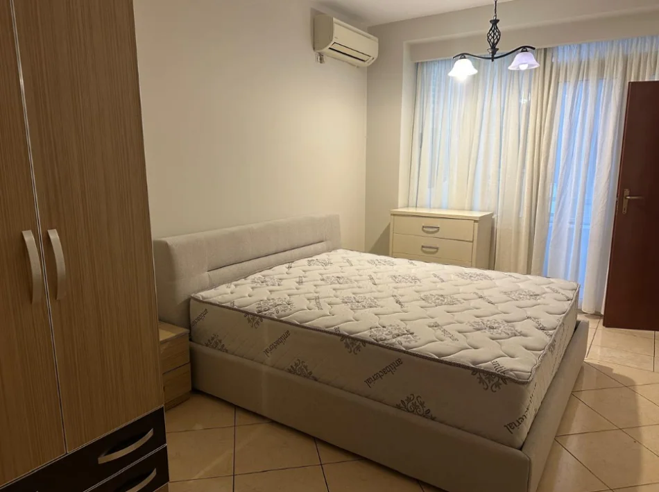 Tirane, jepet me qera apartament 2+1+Ballkon Kati 4, 90 m² 850 € (Kopshti Zoologjik)