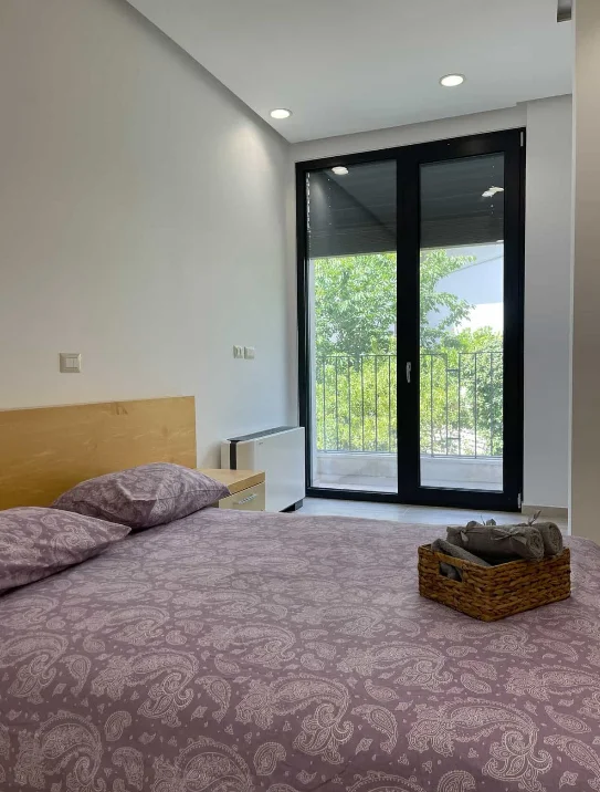 Tirane, jepet me qera apartament 2+1+Ballkon Kati 1, 115 m² 500 € (Fresku)