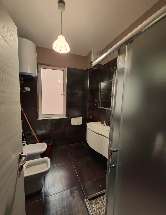 Shqiperi, jepet me qera apartament 2+1+Ballkon Kati 3, 115 m² 700 € (Kopshti Zoologjik)