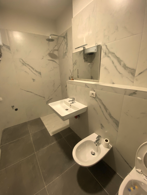 Tirane, jepet me qera zyre Kati 2, 93 m² 1.000 € (Rruga e Kosovareve)