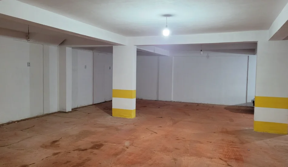 Tirane, jepet me qera magazine Kati -1, 400 m² 2.200 € (21 Dhjetori)