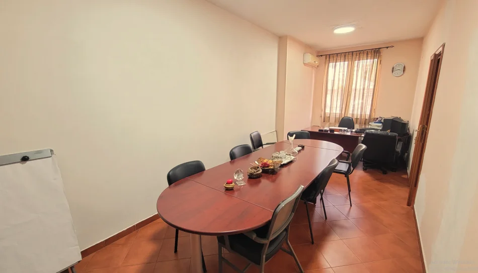 Tirane, jepet me qera zyre Kati 5, 52 m² 600 € (Drejtoria e Policise)