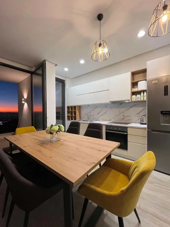 Tirane, jepet me qera apartament 2+1+Ballkon Kati 1, 115 m² 500 € (Fresku)