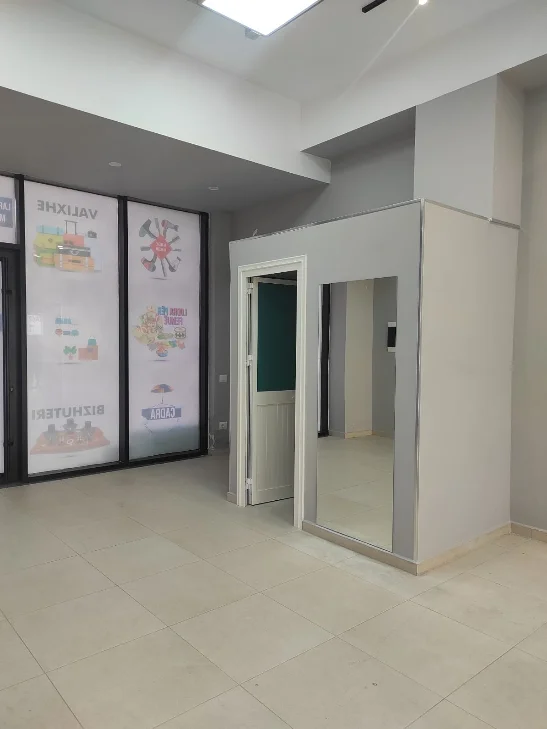 Tirane, jepet me qera dyqan Kati 0, 64 m² 800 € (Kamez)