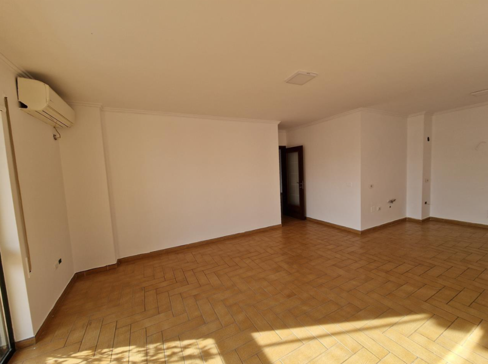 Tirane, jepet me qera zyre Kati 12, 157 m² 1.500 € (Bllok)