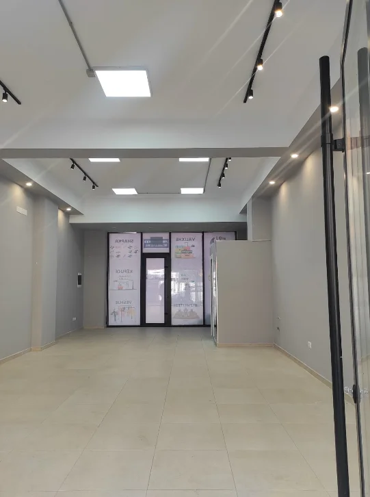 Tirane, jepet me qera dyqan Kati 0, 64 m² 800 € (Kamez)