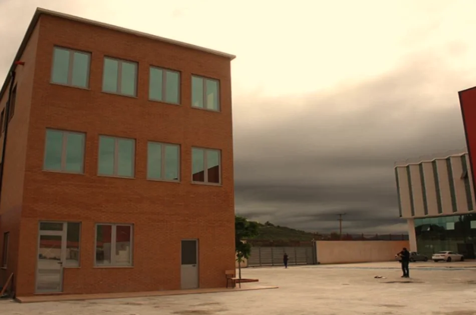 Tirane, jepet me qera magazine Kati 0, 7.177 m² (Vaqarr)