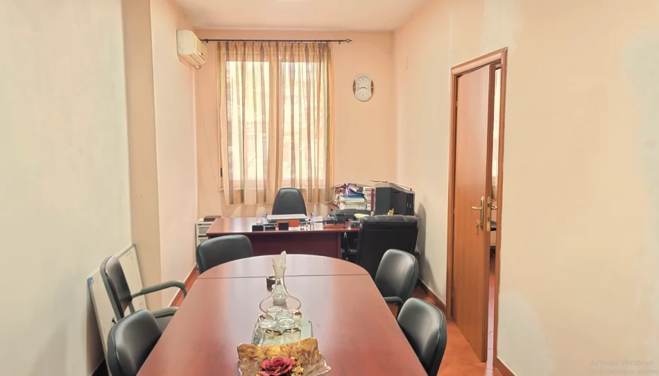 Tirane, jepet me qera zyre Kati 5, 52 m² 600 € (Drejtoria e Policise)
