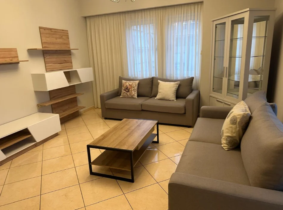 Tirane, jepet me qera apartament 2+1+Ballkon Kati 4, 90 m² 850 € (Kopshti Zoologjik)