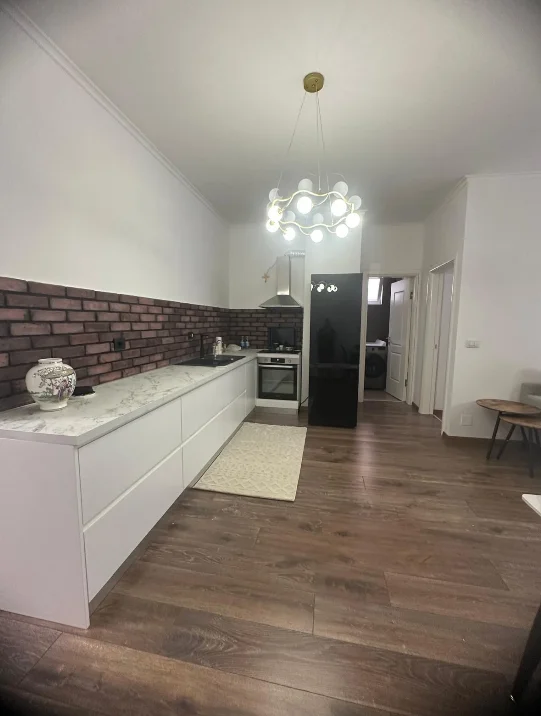 Tirane, jepet me qera apartament 1+1+Ballkon Kati 3, 65 m² 600 € (Liqeni i Thate)