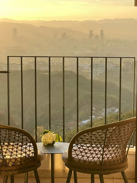 Tirane, jepet me qera apartament 2+1+Ballkon Kati 1, 115 m² 500 € (Fresku)