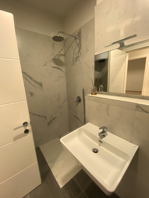 Tirane, jepet me qera zyre Kati 2, 93 m² 1.000 € (Rruga e Kosovareve)