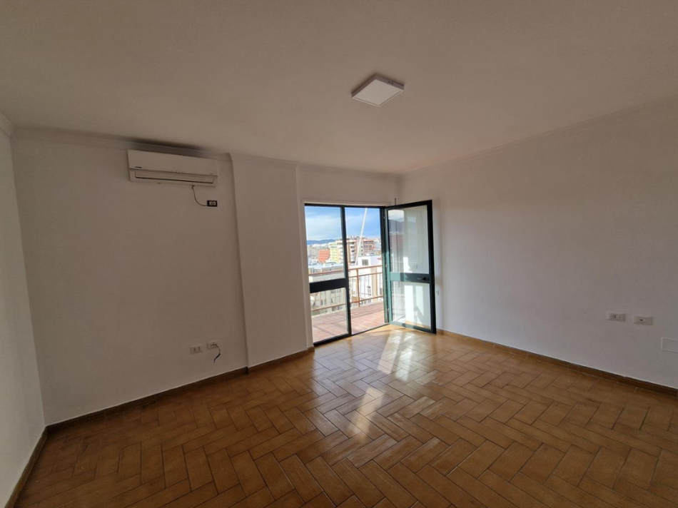 Tirane, jepet me qera zyre Kati 12, 157 m² 1.500 € (Bllok)