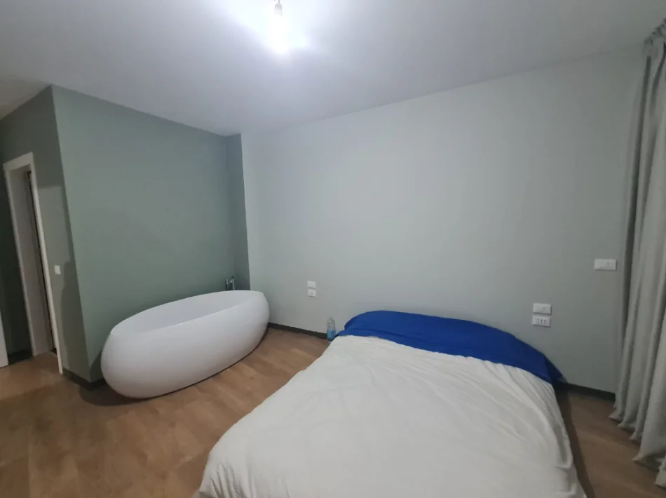 Tirane, jepet me qera apartament 2+1+Ballkon Kati 8, 128 m² 3.000 € (Lake View Residence)