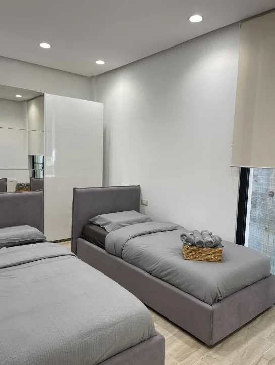 Tirane, jepet me qera apartament 2+1+Ballkon Kati 1, 115 m² 500 € (Fresku)