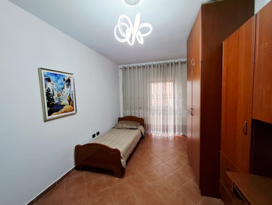 Tirane, jepet me qera apartament 2+1+Ballkon Kati 3, 115 m² 700 € (Myslym Shyri)