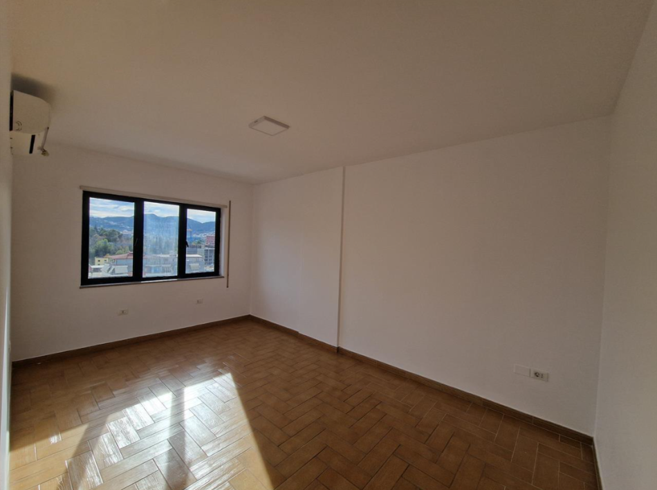 Tirane, jepet me qera zyre Kati 12, 157 m² 1.500 € (Bllok)