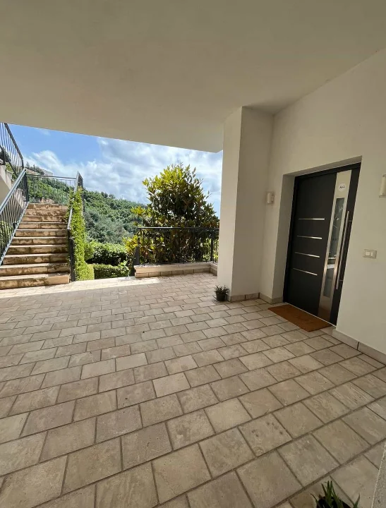 Tirane, jepet me qera apartament 2+1+Ballkon Kati 1, 115 m² 500 € (Fresku)