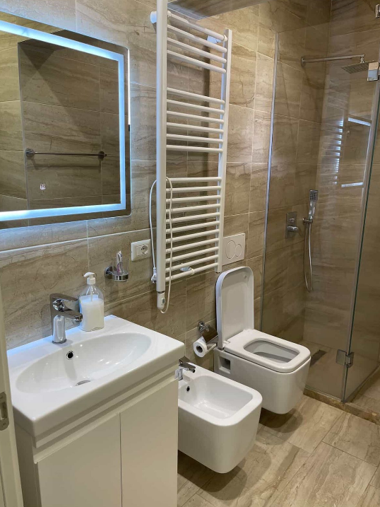 Tirane, jepet me qera apartament 2+1+Ballkon Kati 1, 115 m² 500 € (Fresku)
