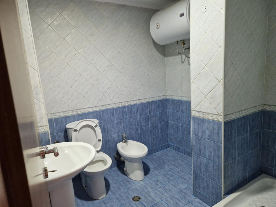 Tirane, jepet me qera zyre Kati 12, 157 m² 1.500 € (Bllok)