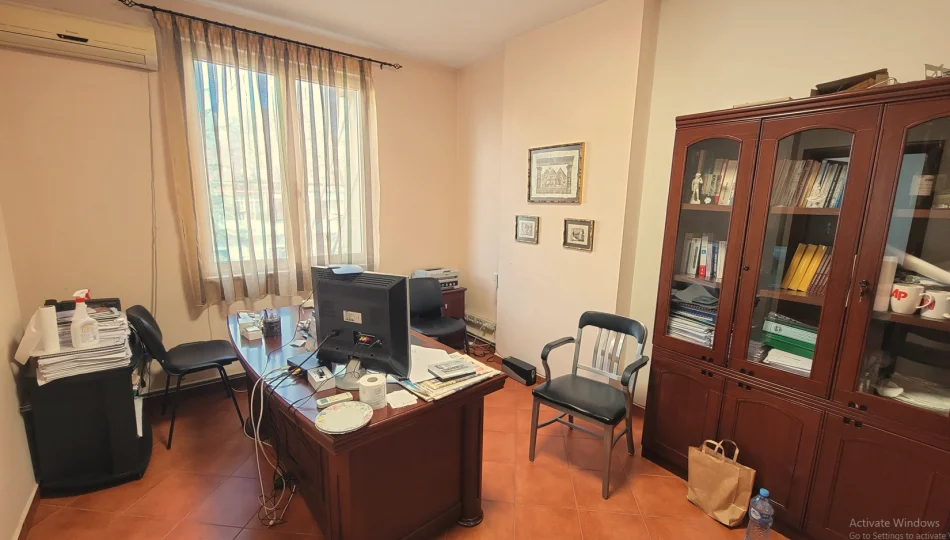 Tirane, jepet me qera zyre Kati 5, 52 m² 600 € (Drejtoria e Policise)
