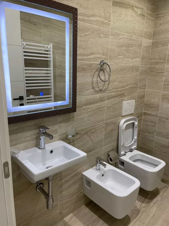 Tirane, jepet me qera apartament 2+1+Ballkon Kati 1, 115 m² 500 € (Fresku)