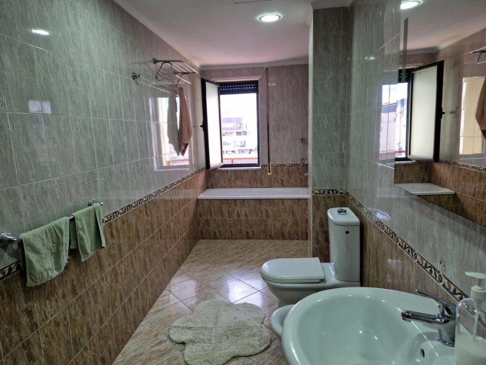 Tirane, jepet me qera zyre Kati 12, 157 m² 1.500 € (Bllok)