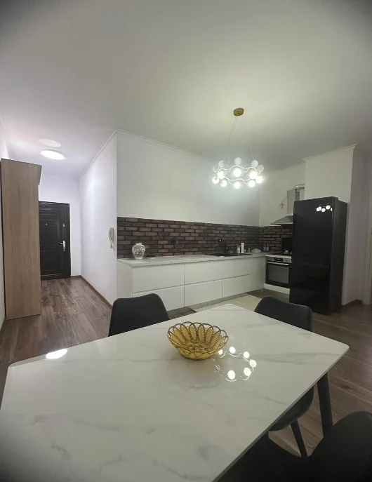 Tirane, jepet me qera apartament 1+1+Ballkon Kati 3, 65 m² 600 € (Liqeni i Thate)