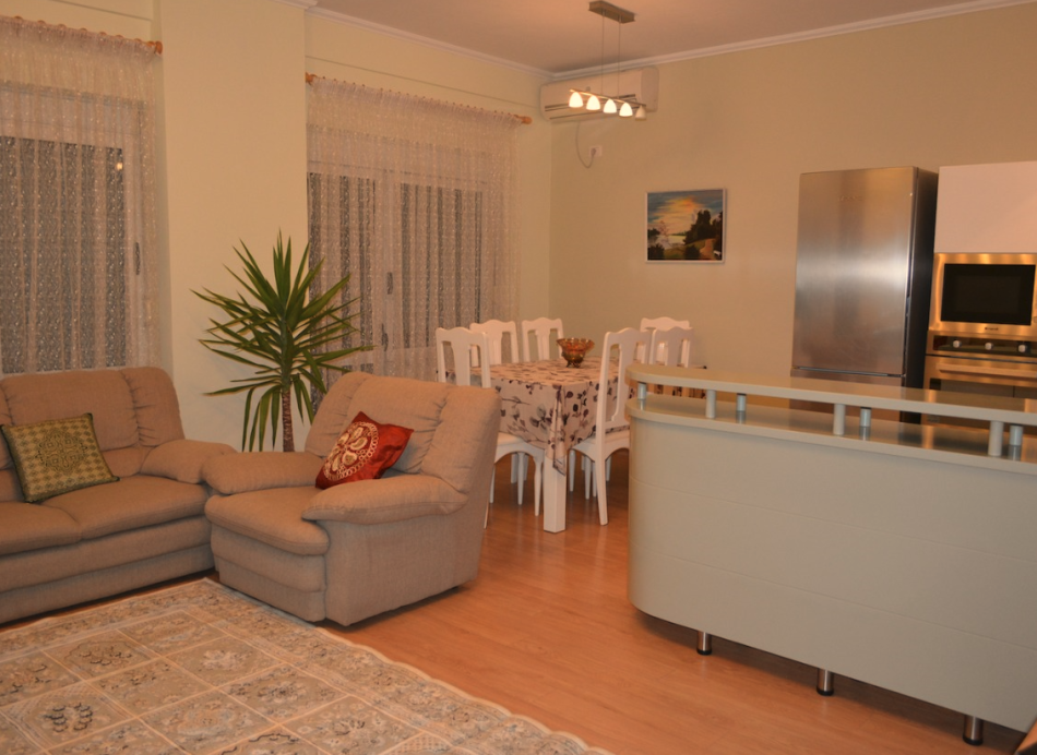 Tirane, jepet me qera apartament 2+1+Ballkon Kati 7, 100 m² 750 € (Pazari i Ri)