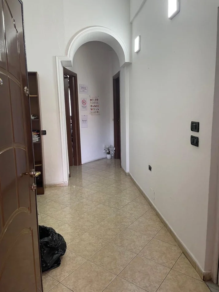 Tirane, jepet me qera zyre Kati 5, 68 m² 400 € (21 Dhjetori)