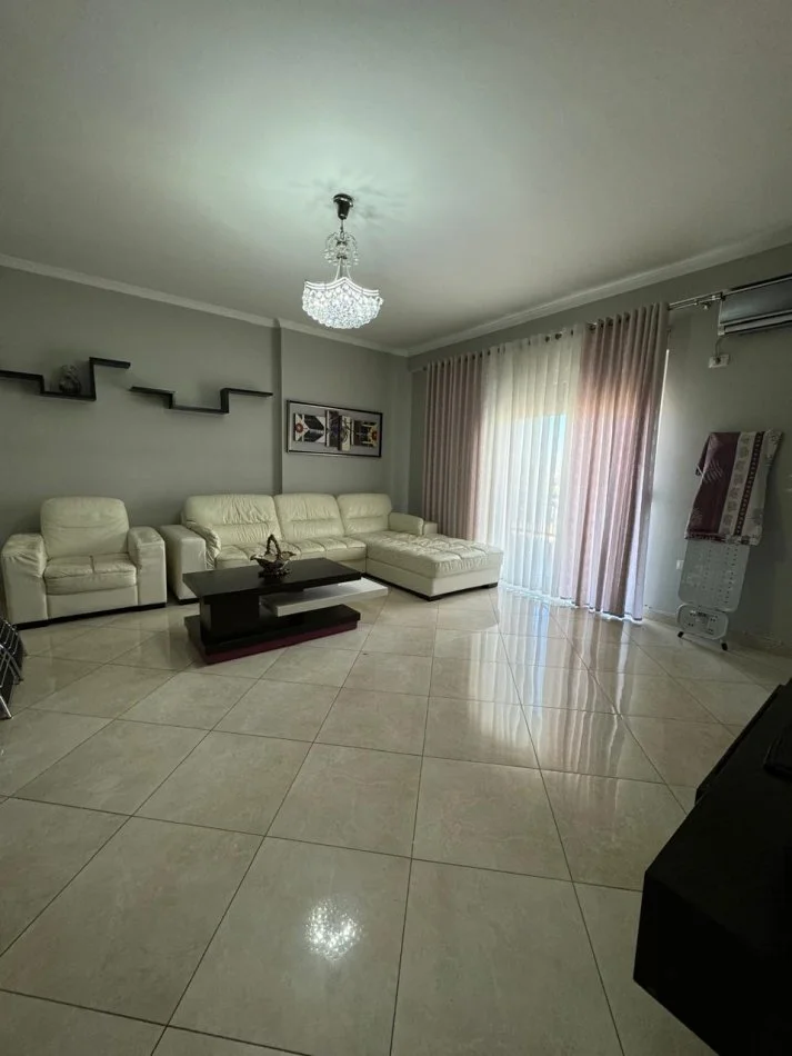 Tirane, jepet me qera apartament 2+1+Ballkon Kati 4, 100 m² 600 € (QIRA APARTAMENT 2+1 NE XHAMLLIK!)