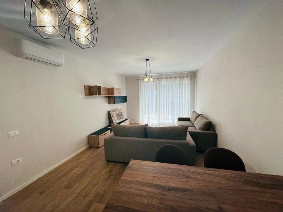 Tirane, jepet me qera apartament 2+1+Ballkon Kati 2, 130 m² 650 € 