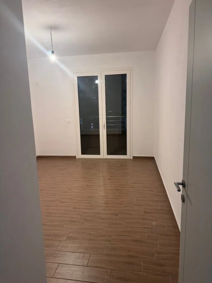 Tirane, jepet me qera apartament 2+1+Ballkon Kati 3, 95 m² 330 € (rruga Sabri Preveza)