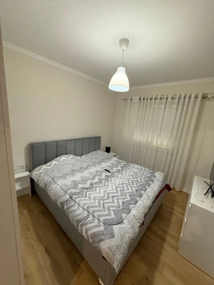 Tirane, jepet me qera apartament 2+1 , 500 € (Sauk)