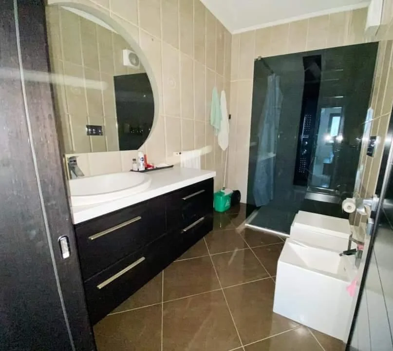 Tirane, jepet me qera apartament 1+1 Kati 2, 112 m² 1.000 € (Liqeni i Thate)