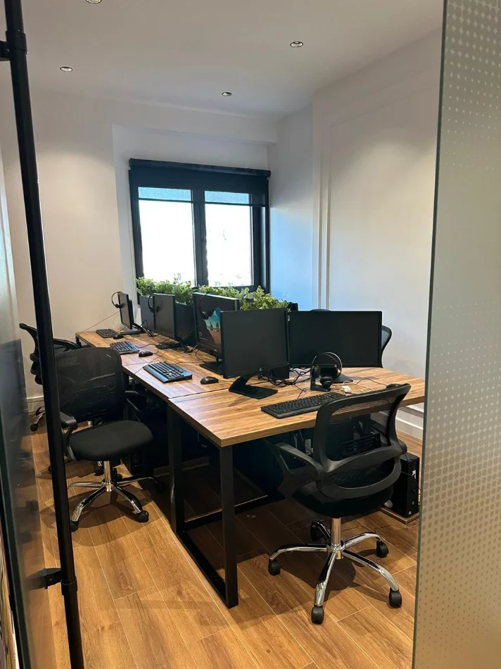 Tirane, jepet me qera zyre Kati 2, 215 m² 1.700 €