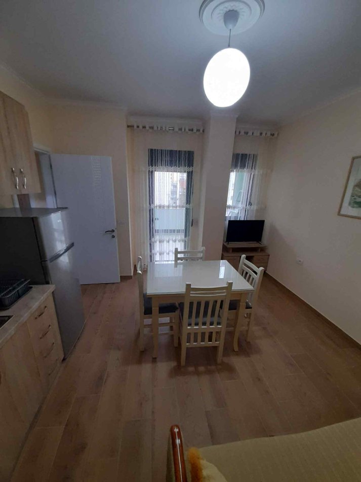 Pogradec, jepet me qera apartament 1+1+Ballkon Kati 2, 65 m² 40 € (RR. 10DESHMORET E POJSKES PALLATI MISTA CICI)