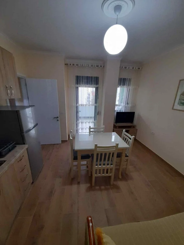Pogradec, jepet me qera apartament 1+1+Ballkon Kati 2, 65 m² 40 € (RR. 10DESHMORET E POJSKES PALLATI MISTA CICI)