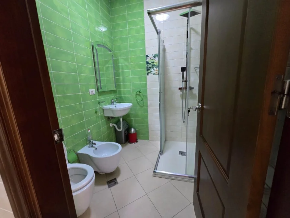 Tirane, jepet me qera zyre Kati 2, 162 m² 2.000 € (prane Gardes)